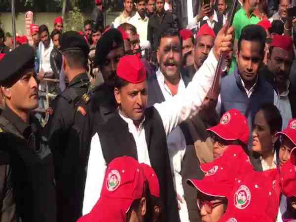 अखिलेश यादव ने मीडिया से बात कर भाजपा पर किया हमला