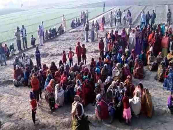 गांव के बाहर फंदे से झूलता मिला युवक का शव, सुसाइड नोट से आया चौंकाने वाला राज