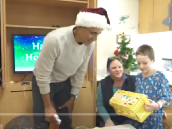 क्रिसमस कैरोल गाते हुए बच्‍चों के पास पहुंचे ओबामा 