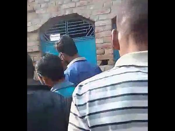 मूकदर्शक बनी रही भीड़