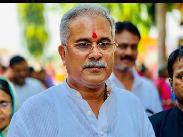 सीएम बघेल ने शपथ लेते ही कर्जमाफी की फाइल पर हस्ताक्षर किया था