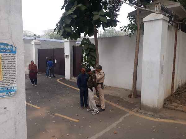 तेजस्वी का बंगला खाली कराने पहुंचे थे अधिकारी