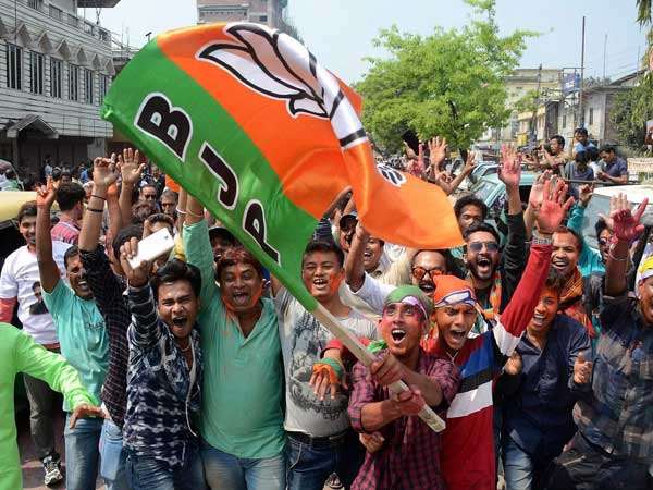 सवर्णों को मनाने में जुटे नेता