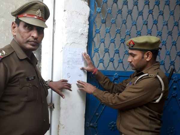 पुलिस ने किए कुर्की नोटिस चस्पा