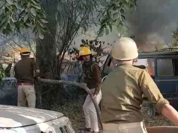 5-6 पुलिसकर्मी जख्मी