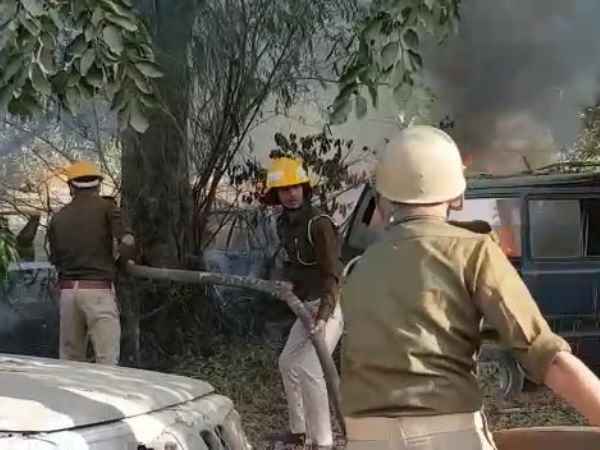 वाहनों में लगाई आग वाहनों में लगाई आग