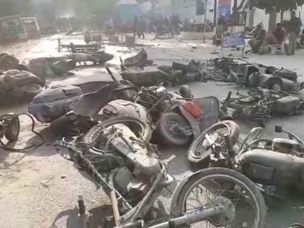 वाहनों में लगाई आग