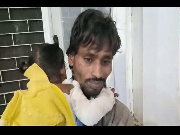 woman and her daughter burnt when tea vendor dropped his kettle in the train in najibabad