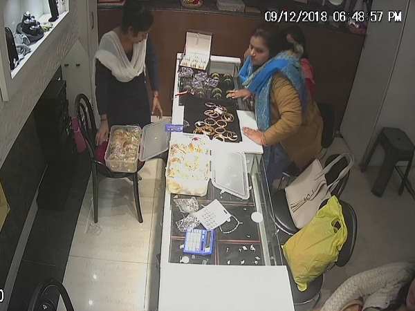 cctv viral of two woman who theft jewellery from shop in hardoi