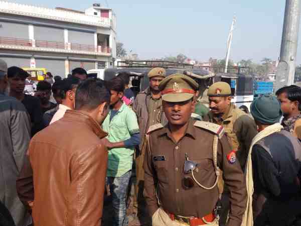 यूपी: पूजा करने जा रहे शख्स को कुत्ता भगाना पड़ा भारी, दबंग ने मारी गोली दो घायल