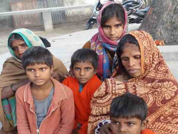 हत्या कर शव को फेंका खेत में हत्या कर शव को फेंका खेत में