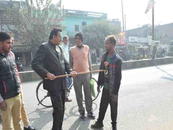 यूपी: भाजपा नेता ने दिव्यांग को डंडे से पीटा, हाथ जोड़कर माफी मांगी तो मुंह में घुसाया डंडा यूपी: भाजपा नेता ने दिव्यांग को डंडे से पीटा, हाथ जोड़कर माफी मांगी तो मुंह में घुसाया डंडा