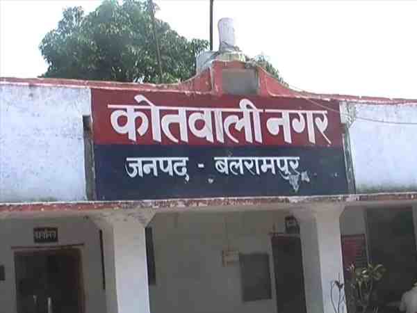 यूपी: पूजा करने जा रहे शख्स को कुत्ता भगाना पड़ा भारी, दबंग ने मारी गोली दो घायल