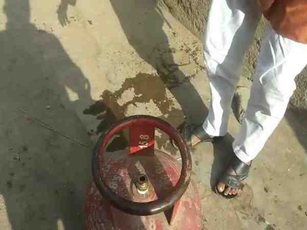 महिला को दो बार चुकानी पड़ी सिलेंडर की कीमत