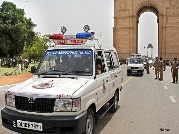 पुलिस वाले बोले, 'हथियार लेकर आते हैं' पुलिस वाले बोले, 'हथियार लेकर आते हैं'