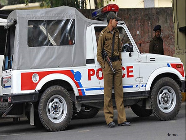 दोनों पुलिसकर्मियों को किया गया निलंबित दोनों पुलिसकर्मियों को किया गया निलंबित