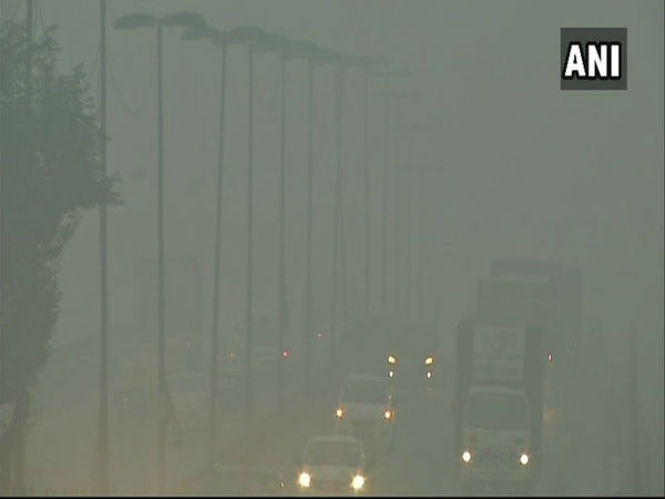 कोहरे ने लगाया काम पर ब्रेक