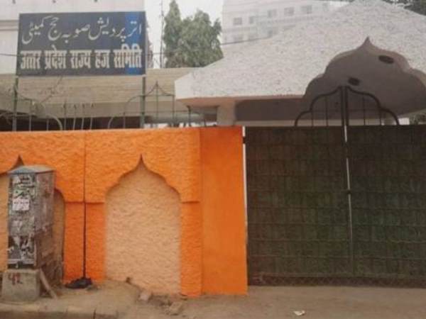 सरकारी भवनों पर भगवा रंग