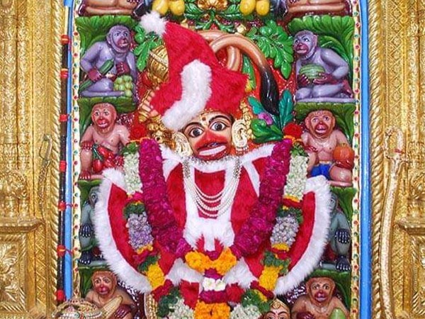 30 दिसंबर को मंदिर के पुजारी ने हनुमान जी को पहनाए थे ये कपड़े 30 दिसंबर को मंदिर के पुजारी ने हनुमान जी को पहनाए थे ये कपड़े