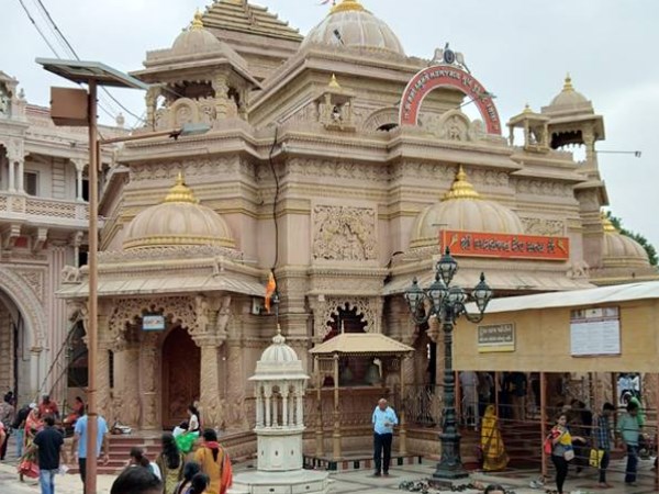 अमेरिका में रहने वाले श्रद्धालु ने भेजे थे कपड़े अमेरिका में रहने वाले श्रद्धालु ने भेजे थे कपड़े