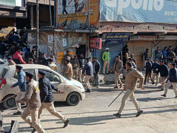 पुलिस को करना पड़ा लाठीचार्ज