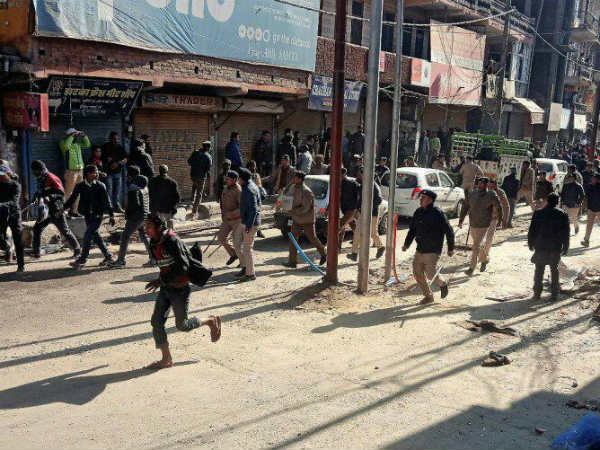 उग्र भीड़ ने जमकर किया प्रदर्शन