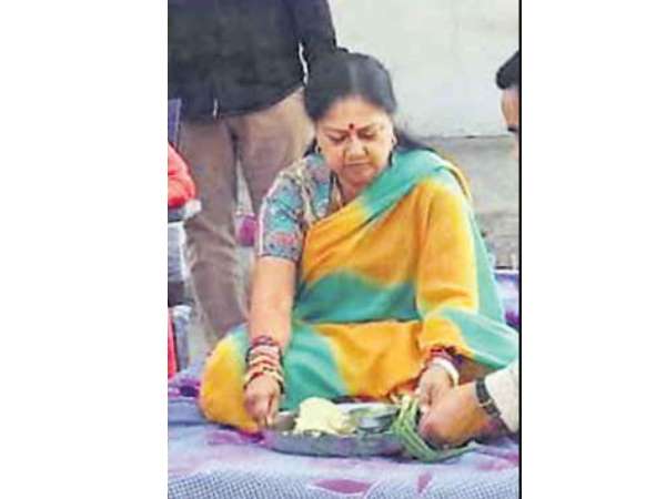 वसुंधरा ने खेत में खाई प्याज रोटी