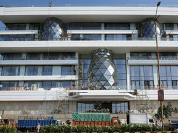 ईशा के ये घर उनके ससुर जी ने वेडिंग गिफ्ट दिया है ईशा के ये घर उनके ससुर जी ने वेडिंग गिफ्ट दिया है