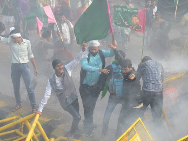 Clash between Pappu Yadav party members and police in Patna