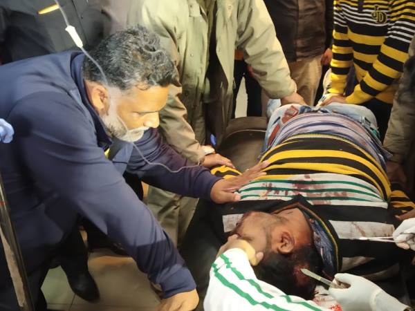 Clash between Pappu Yadav party members and police in Patna