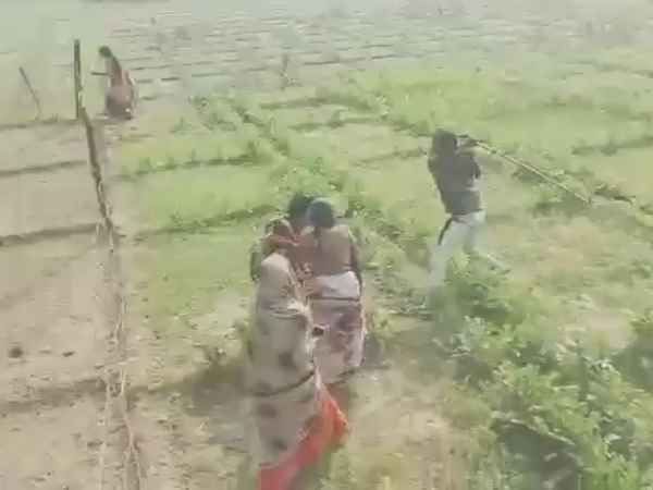 जमीनी विवाद में महिलाओं को पीटा
