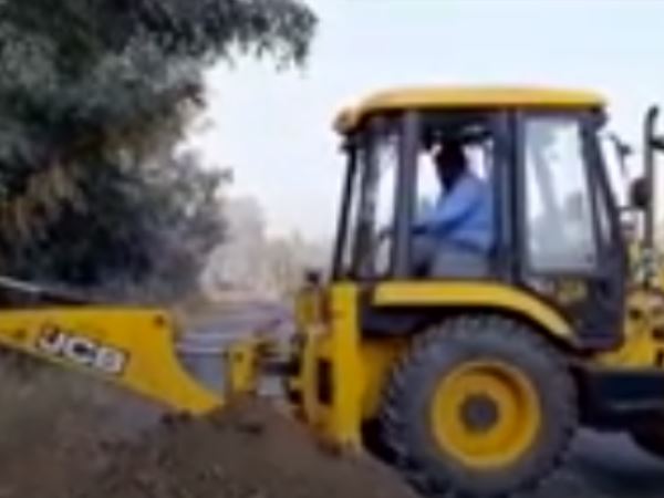 प्रशासन ने किसी तरह दो दिन के लिए रोका