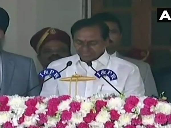 K Chandrasekhar Rao takes oath as the Chief Minister of Telangana, Hyderabad, K Chandrasekhar Rao takes oath, K Chandrasekhar Rao, kcr, oath,Telangana, केसीआर ने शपथ ली, telangana election results 2018, assembly elections 2018, election results 2018 K Chandrasekhar Rao takes oath as the Chief Minister of Telangana, Hyderabad, K Chandrasekhar Rao takes oath, K Chandrasekhar Rao, kcr, oath,Telangana, केसीआर ने शपथ ली, telangana election results 2018, assembly elections 2018, election results 2018