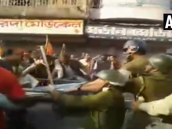 कोलकाता। पश्चिम बंगाल के बशीरहाट में सोमवार को भाजपा कार्यकर्ताओं का पुलिस से टकराव हुआ। प्रदर्शन के दौरान भाजपा कार्यकर्ता उग्र हुए तो पुलिस ने लाठी चलाई। लगातार तनाव की वजह से सोमवार को बशीरहाट में ज्यादातर जगहों पर बाजार बंद हैं। बीते कुछ दिनों से प्रदेश में भाजपा कार्यकर्ता ममता सरकार पर उत्पीड़न का आरोप लगा लगातार सड़कों पर हैं। पश्चिम बंगाल में भाजपा की प्रस्तावित रथयात्रा को बीते हफ्ते कोलकाता हाईकोर्ट की डिविजन बेंच ने इजाजत देने से इनकार कर दिया। इससे पहले सिंगल बेंच ने यात्रा को अनुमति दी थी जिसे डबल बेंच ने पलट दिया। इसके बाद भी कई जगहों पर भाजपा कार्यकर्ताओं ने सभाएं कर सरकार पर गुस्सा निकाला है। नौ दिसंबर को भाजपा कार्यकर्ता की हत्या के बाद भी भाजपा कार्यकर्ता लगातार सड़कों पर विरोध प्ररदर्शन कर रहे हैं। भाजपा नेताओं का कहना है कि इस मामले में मुख्य आरोपी शेख सैफुल है, जिसे पुलिस बचा रही है। भाजपा का कहना है कि सैफुल की गिरफ्तारी की मांग को प्रदर्शन कर रहे भाजपा कार्यकर्ताओं पर भी पुलिस ने लाठीचार्ज किया। पश्चिम बंगाल भाजपा के अध्यक्ष दिलीप घोष ने कहा है कि पुलिस ममता सरकार के इशारे पर भाजपा कार्यकर्ताओं को परेशान कर रही है और उनका दमन किया जा रहा है। घोष ने कहा कि लोकतांत्रिक तरीके से सरकार की तानाशाही के खिलाफ सड़क पर उतरकर विरोध करना किसी का भी पार्टी के कार्यकर्ता का लोकतांत्रिक अधिकार है लेकिन हम आंदोलन करते हैं तो बर्बरतापूर्ण उसे दबाया जा रहा है। घरों से कार्यकर्ताओं को उठाकर उन पर गंभीर धाराओं में मुकदमें दर्ज कर उन्हें जेल भेजा जा रहा है। 