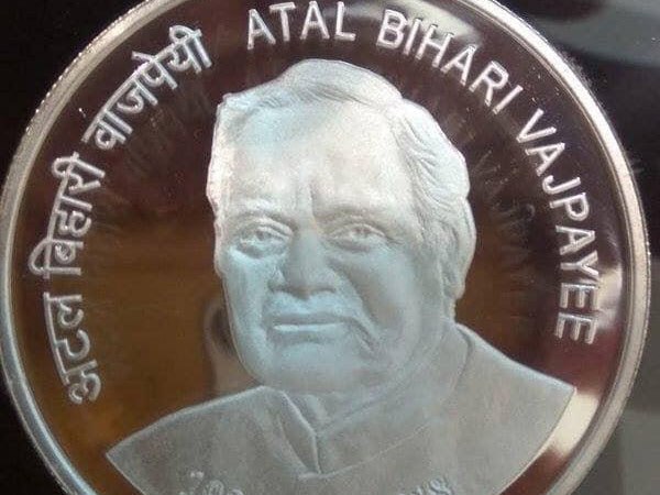 100 रुपए का सिक्का और प्रीमियम प्राइस करीब साढे़ तीन हजार 100 रुपए का सिक्का और प्रीमियम प्राइस करीब साढे़ तीन हजार