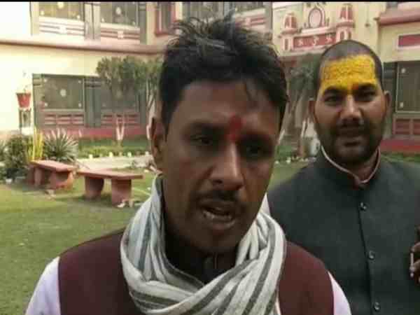 AMU के बाद अब अयोध्या के शहादत दिवस कार्यक्रम में जिन्ना की तस्वीर पर बवाल AMU के बाद अब अयोध्या के शहादत दिवस कार्यक्रम में जिन्ना की तस्वीर पर बवाल