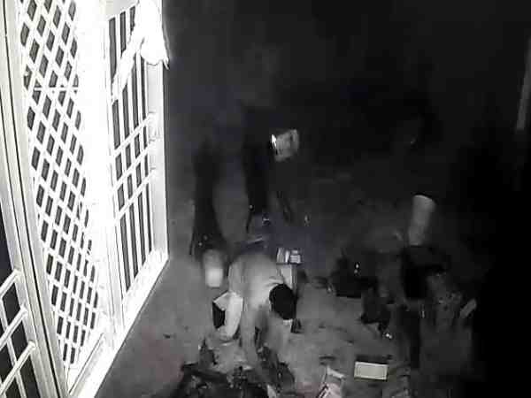 मध्य प्रदेश: घर में आराम फरमा रहे थे लोग, इसी बीच हजारों का सामान ले भागे चोर, सीसीटीवी में कैद हुई चोरी