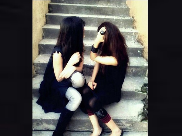 परिजनों को लगी रिश्ते की भनक तो घर से भागीं लड़कियां