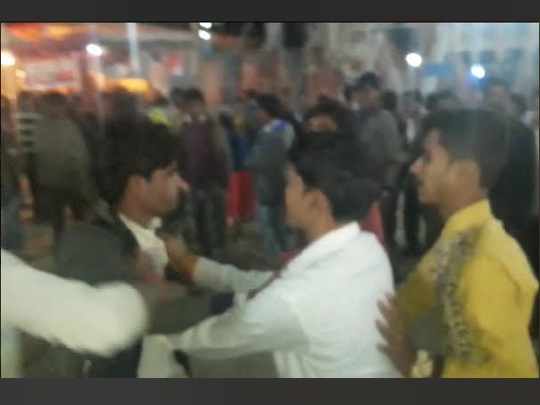 सरेआम पिटाई, तमाशबीन भीड़, यूपी पुलिस, शाहजहांपुर, रामलीला लहुलुहान, वायरल वीडियो, crime, UP Police, Shahjahanpur, viral video, uttar pradesh