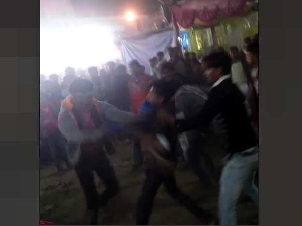 सरेआम पिटाई, तमाशबीन भीड़, यूपी पुलिस, शाहजहांपुर, रामलीला लहुलुहान, वायरल वीडियो, crime, UP Police, Shahjahanpur, viral video, uttar pradesh