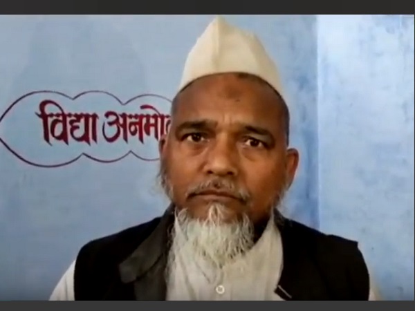 VIDEO: students protest against urdu teacher at hardoi school VIDEO: students protest against urdu teacher at hardoi school