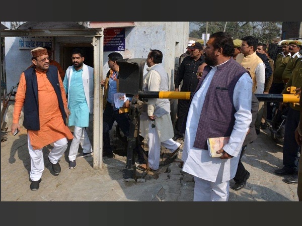 अन्य नेताओं ने जबरन फाटक खुलवाया अन्य नेताओं ने जबरन फाटक खुलवाया