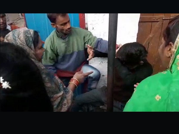 आगरा, उत्तर प्रदेश, युवती से छेड़छाड़, वीडियो वायरल, molestation, girl, up police, crime, Agra, Uttar Pradesh, viral video