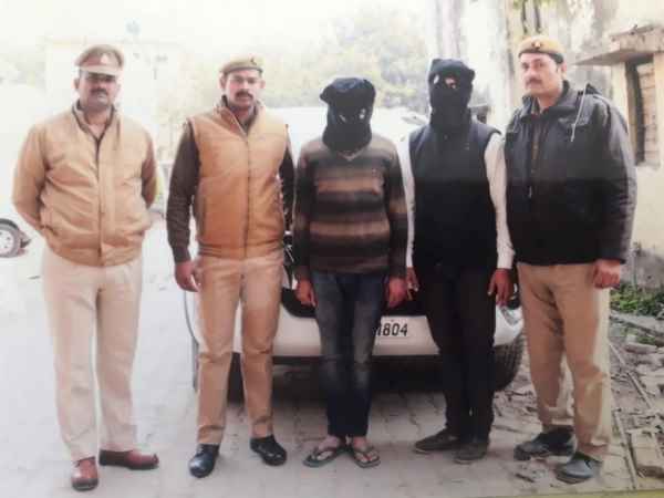 दो आरोपियों को पुलिस ने पकड़ा