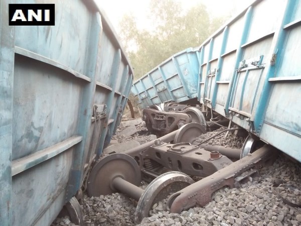 ट्रेन की बोगियां पलटने की वजह अभी स्पष्ट नहीं ट्रेन की बोगियां पलटने की वजह अभी स्पष्ट नहीं