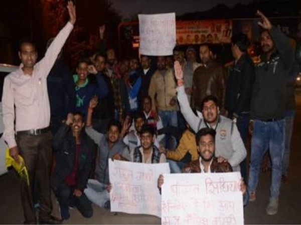 सिंधिया की गैर मौजूदगी पर भी उठे सवाल