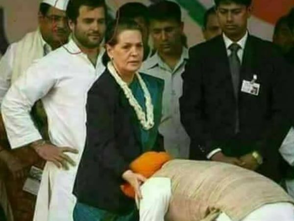 मनमोहन सिंह ने सोनिया गांधी के पैर छुए
