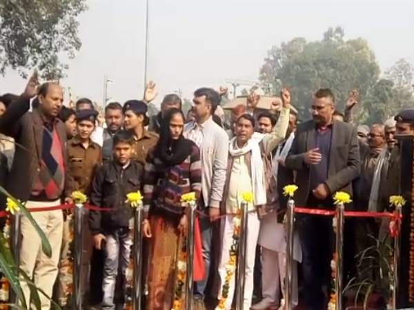100 feet long indian flag hoisted in mathura junction