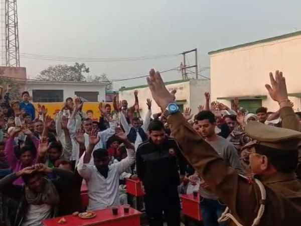 पुलिस ने दिलाई प्रतिज्ञा