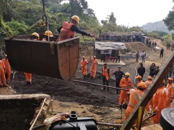 बचाव दल की कोशिशें जारी